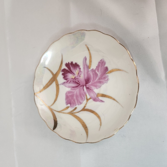 Elegant Floral Porcelain Saucer with Gold Accents - Picture 1 of 8
